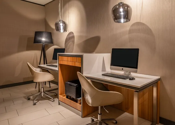 Courtyard By Marriott Otel